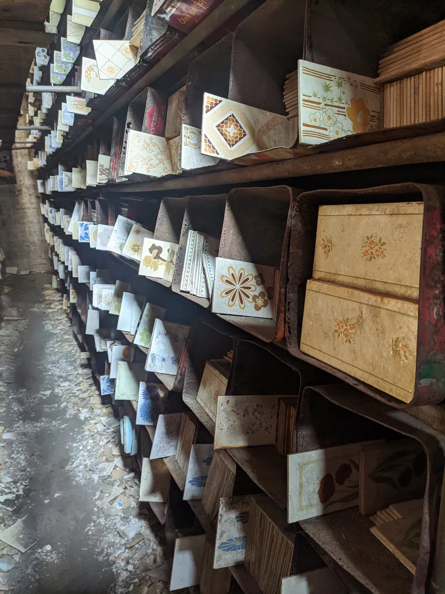 Depósito com azulejos fora de linha da Guichard