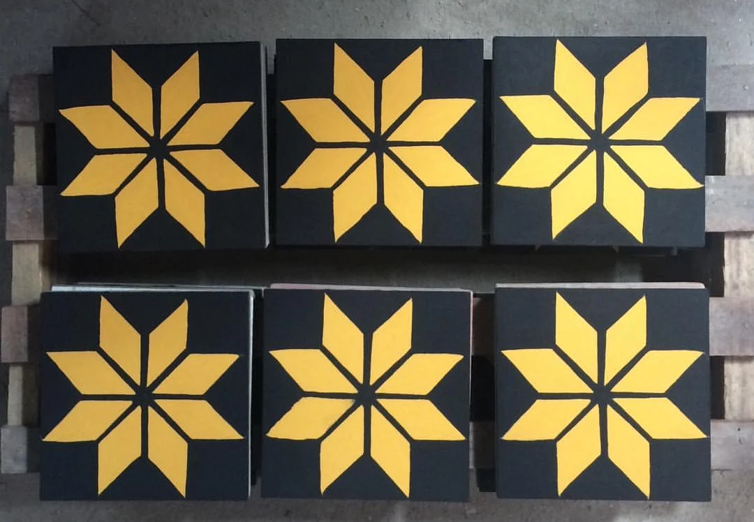 Ladrilho hidráulico preto e amarelo